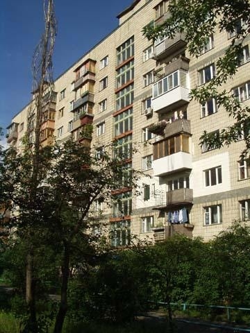 Київ, Ентузіастів вул., 35/1