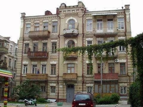 Київ, В'ячеслава Липинського вул., 4В