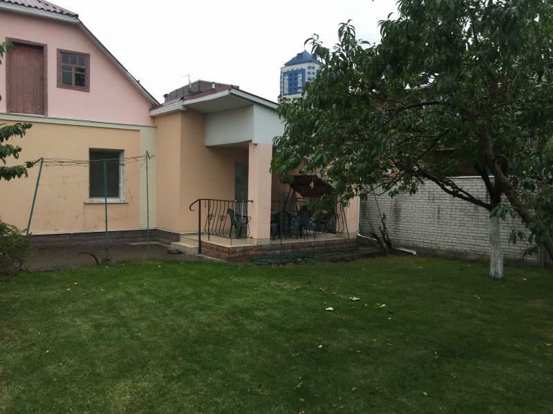 Київ, Єсеніна вул., 28