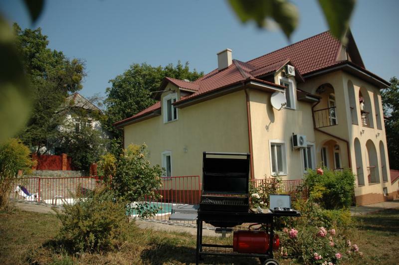 Киев, Монтажников ул., 27