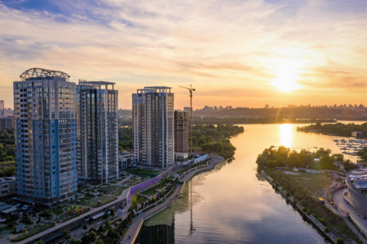 ЖК RiverStone активно достраивает последний дом