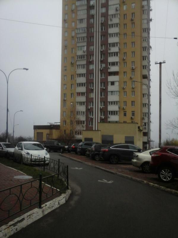 Київ, Левітана вул., 3