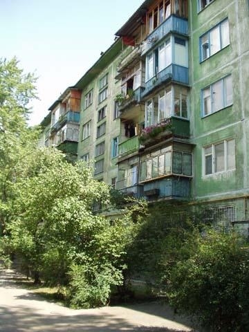 Київ, Празька вул., 23