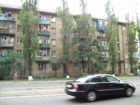 Київ, Празька вул., 4