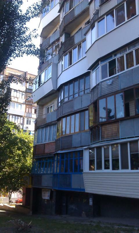 Київ, Ушинського вул., 25