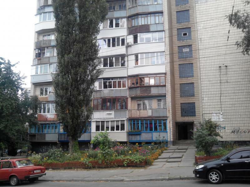 Київ, Ушинського вул., 25