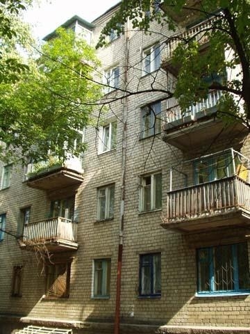 Київ, Червоноткацька вул., 10