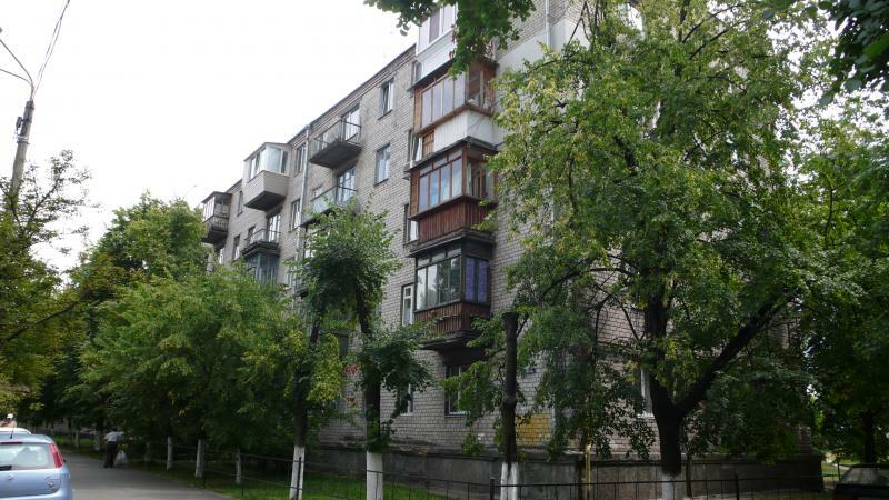 Київ, Червоноткацька вул., 10