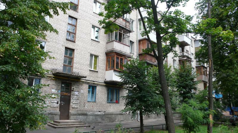 Київ, Червоноткацька вул., 10