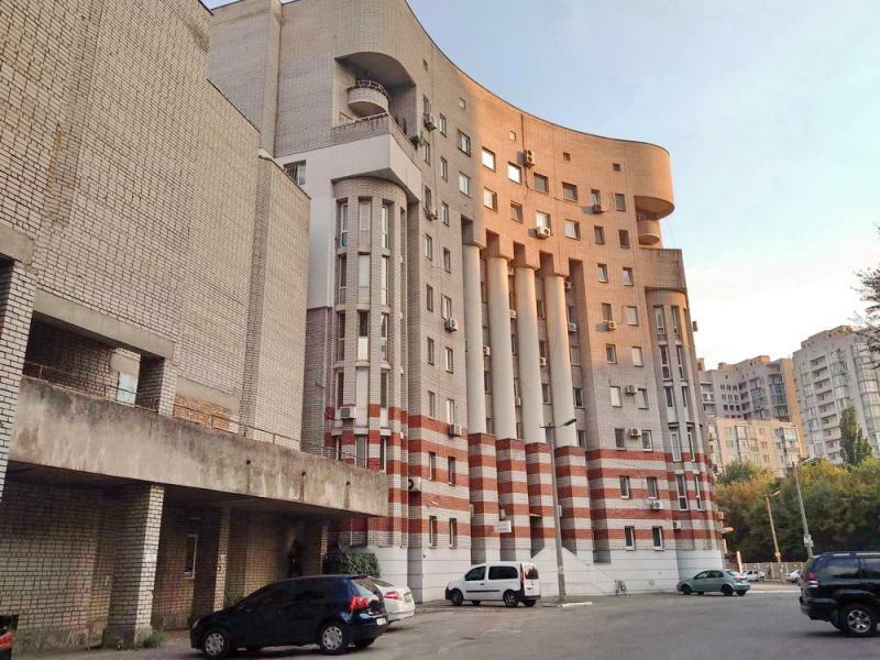 Оренда 3-кімнатної квартири 107 м², Ливарна вул., 9