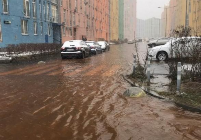 Украинская Венеция: в «Комфорт Тауне» прорвало водопровод