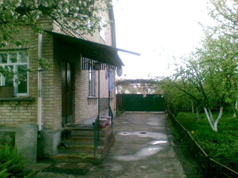 Київська обл., Бучанський район, смт Гостомель, Свято-Покровська вул., 33