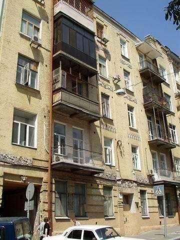 Киев, Владимира Антоновича ул., 18