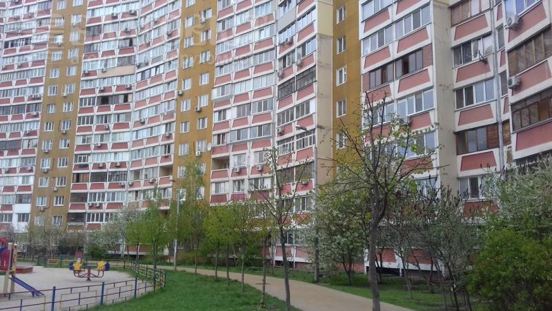 Київ, Анни Ахматової вул., 43