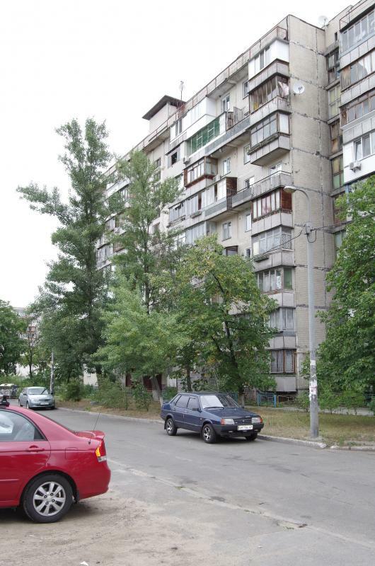 Київ, Богатирська вул., 10