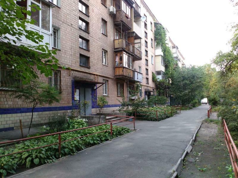 Киев, Александра Довженко ул., 8