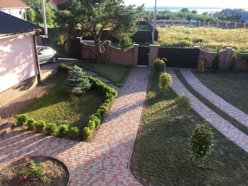 Київська обл., Васильківський район, с. Дзвінкове, Шкільна вул., 12