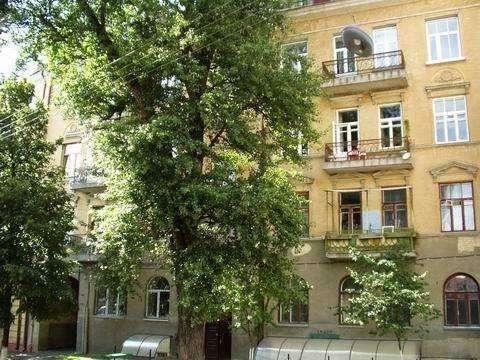 Київ, В'ячеслава Липинського вул., 14