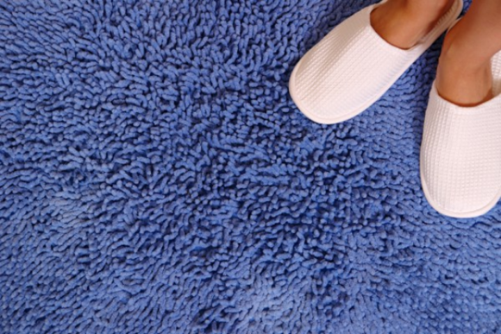 Банный день: преимущества разных видов ковриков для ванной