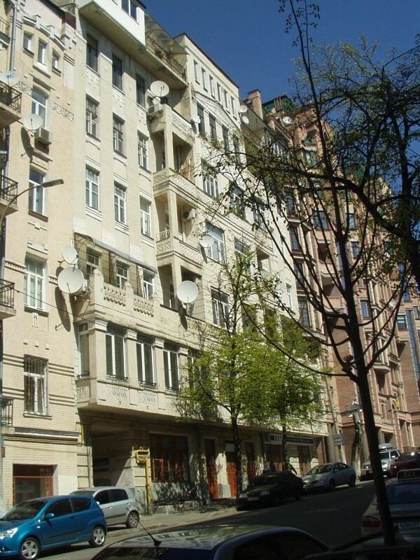 Київ, Олеся Гончара вул., 30А