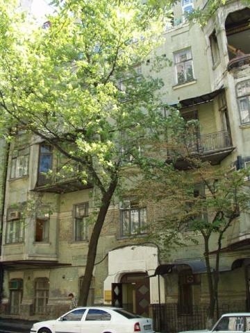 Київ, Олеся Гончара вул., 65