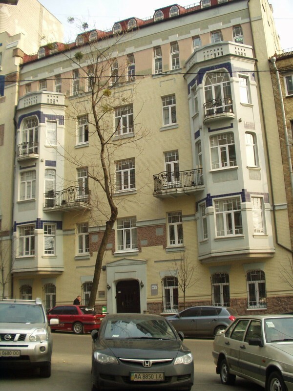 Київ, Олеся Гончара вул., 65