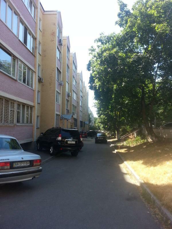 Київ, Ніжинська вул., 10