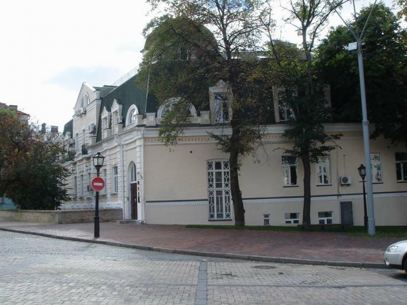 Київ, Трьохсвятительська вул., 13