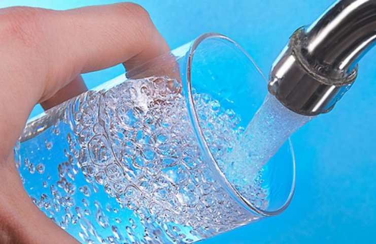 Яким вимогам повинна відповідати водопровідна вода, яка поставляється в помешкання споживачів