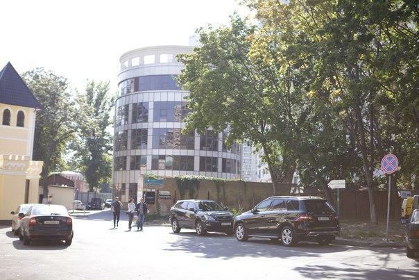 Київ, Євгена Коновальця вул., 44Б