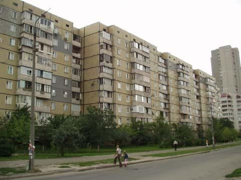 Київ, Ревуцького вул., 35