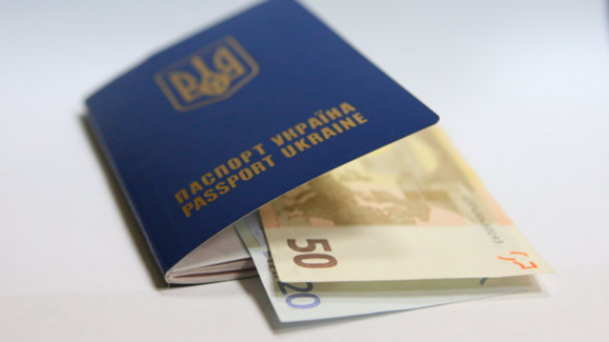 На пороге «безвиза»: до Пасхи загранпаспорта выдавать не начнут