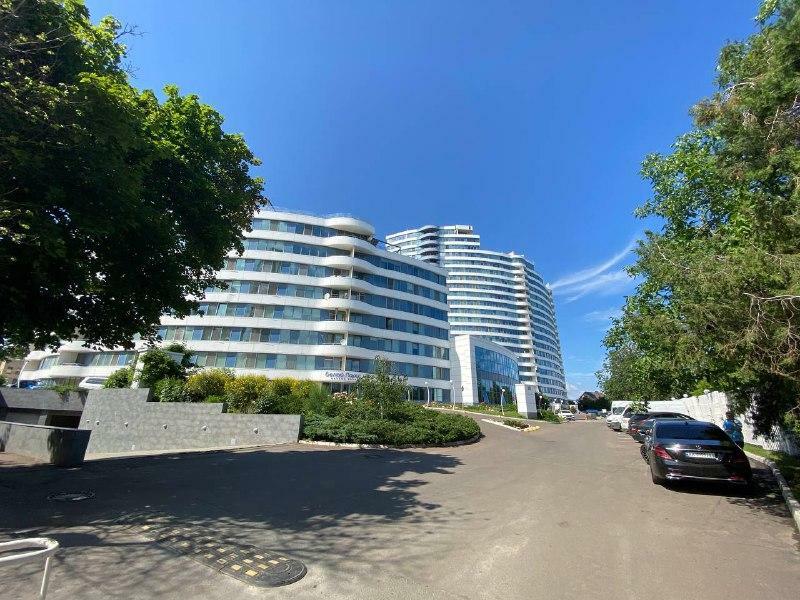 Продаж 3-кімнатної квартири 130 м², Літературна вул., 1А