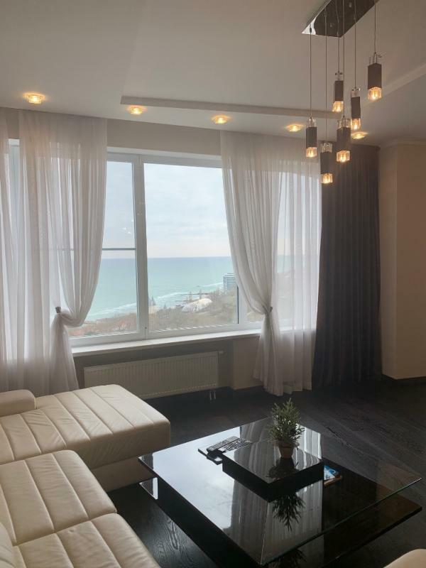 Продаж 3-кімнатної квартири 130 м², Літературна вул., 1А