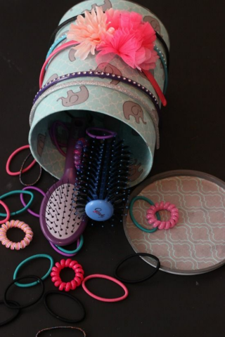 Как компактно сложить аксессуары для волос: 9 способов