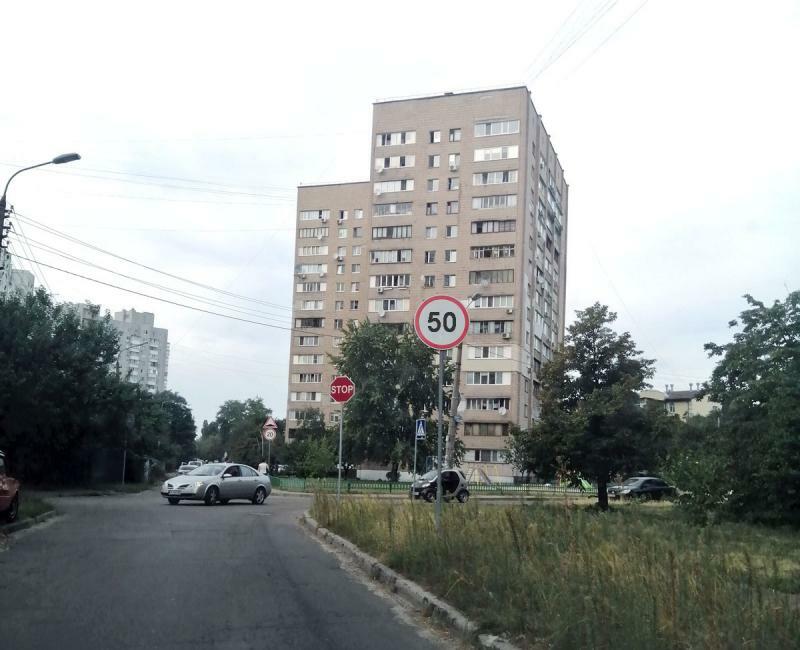 Київ, Сосницька вул., 10