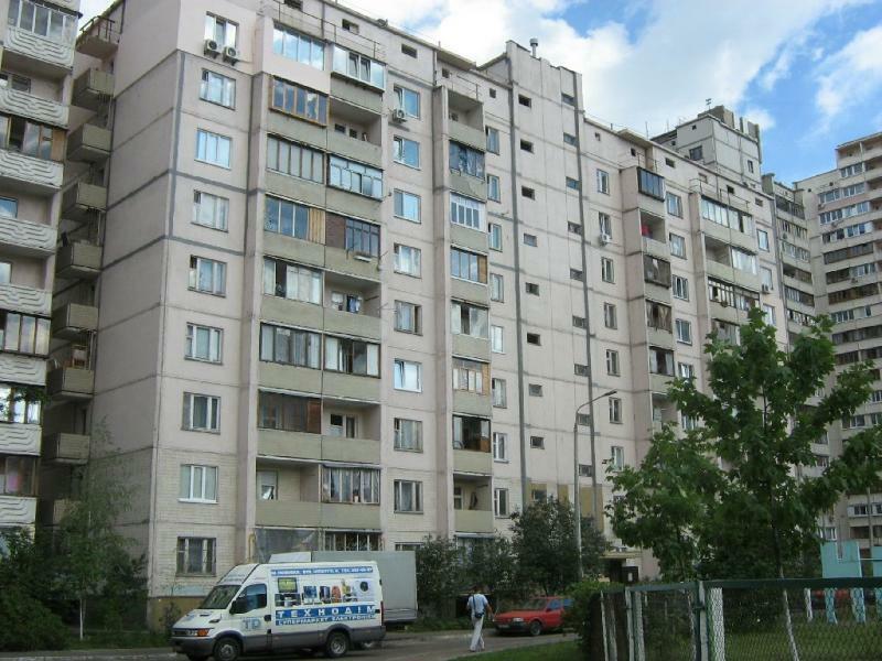 Киев, Ларисы Руденко ул., 6