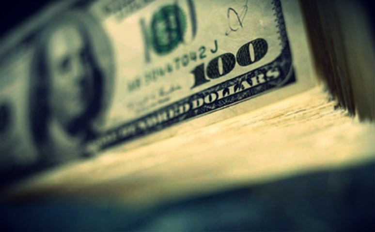 Банкиры: Нацбанк поддерживает доллар, не дает ему упасть