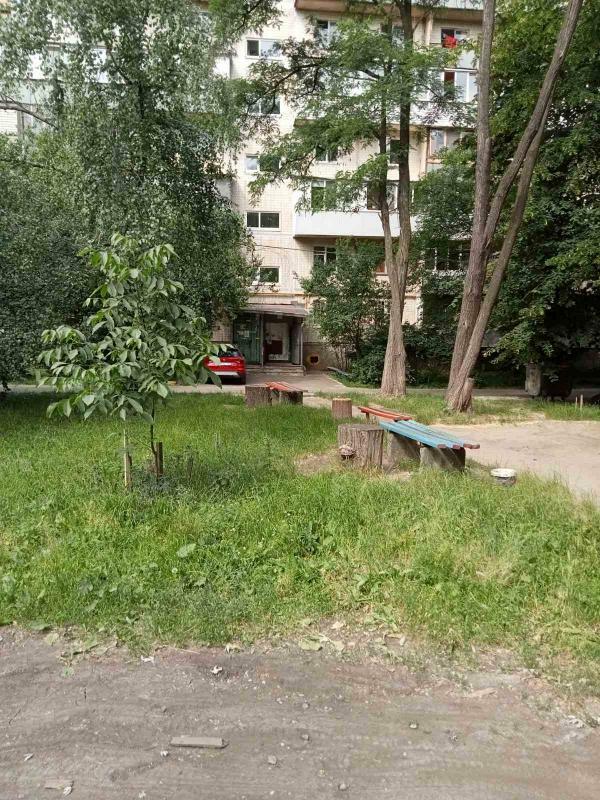 Киев, Зодчих ул., 64