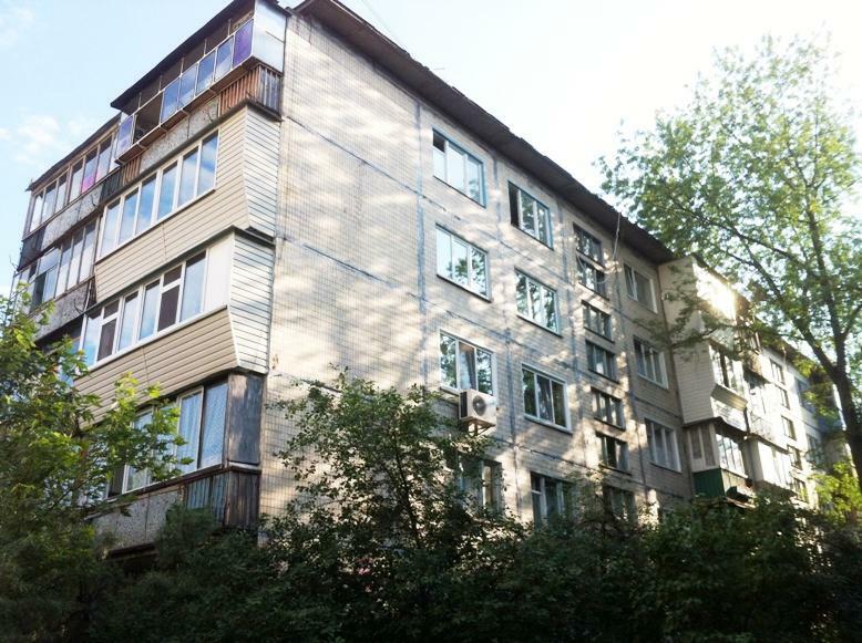 Київ, Івана Микитенка вул., 25