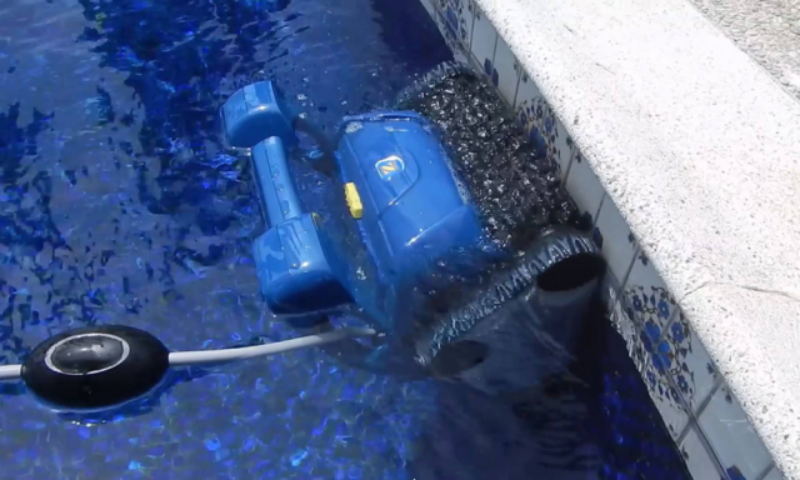 Обзор ручных пылесосов для уборки бассейна