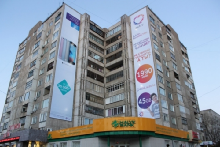 Реклама на фасаде многоэтажного дома с ОСМД: как легально заработать денег