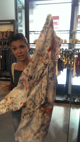 Осторожно! В киевских магазинах Zara орудует возможная воровка: фото