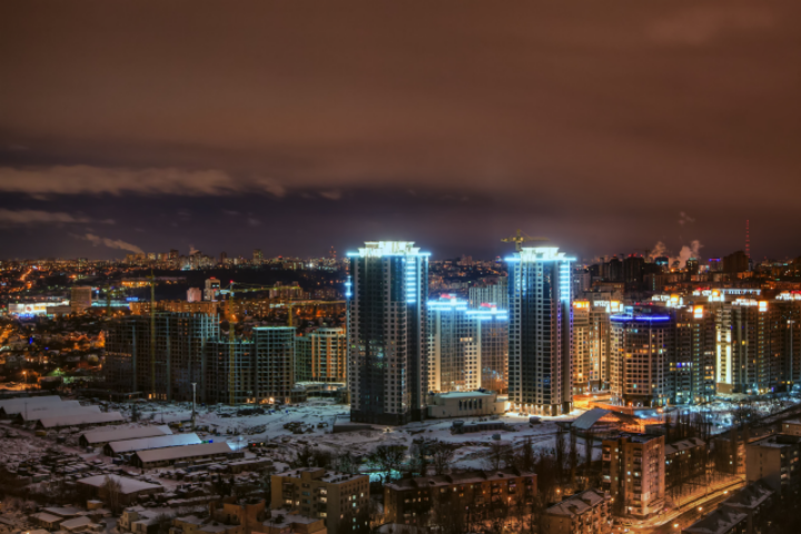 Какой допустимый уровень вертикального освещения на окнах жилых многоквартирных домов