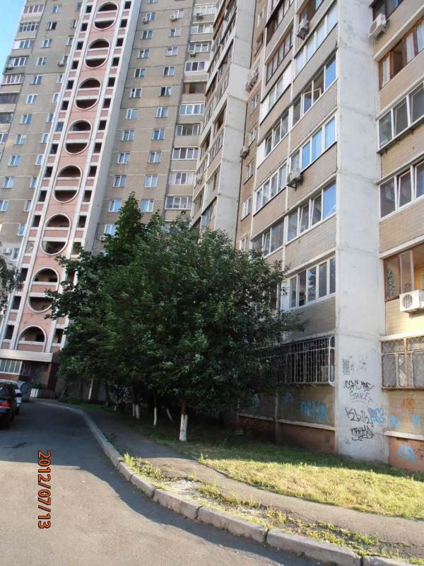 Київ, Драгоманова вул., 13/10