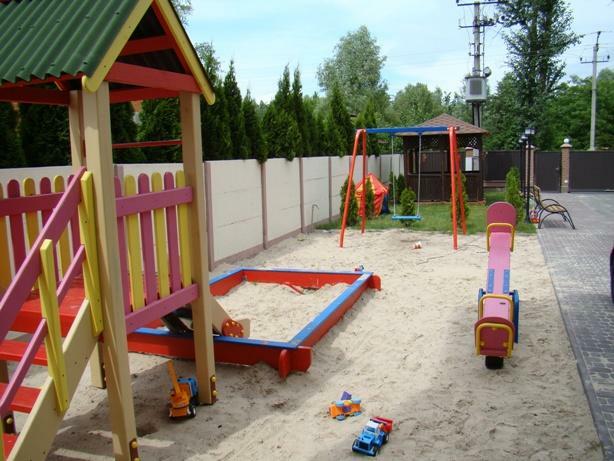 Київська обл., Києво-Святошинський район, с. Крюківщина, Червоноармійська вул., 14