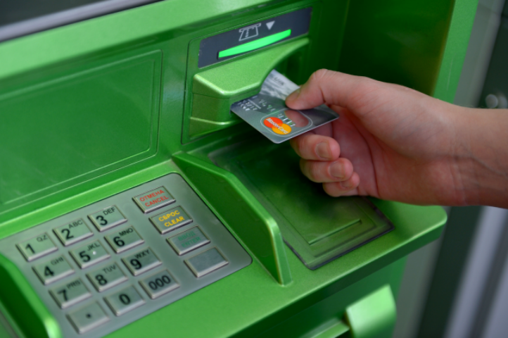 Сколько теперь придется платить за снятие денег в «чужом» банкомате