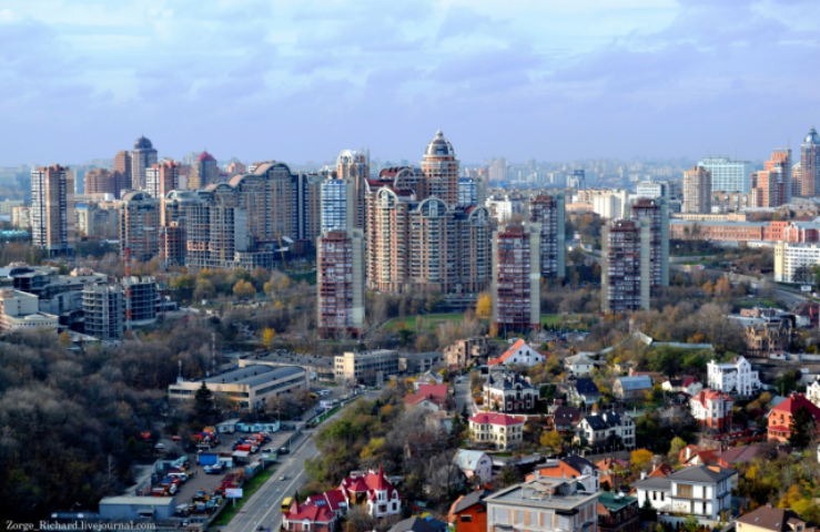 "Дома жгут, вещи выбрасывают": киевлян выживают из домов на Печерске