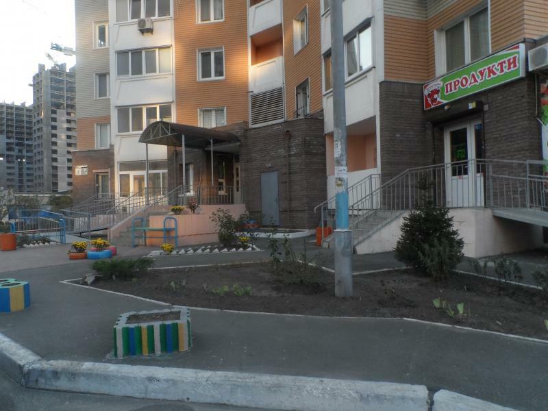 Київ, Драгоманова вул., 1Б