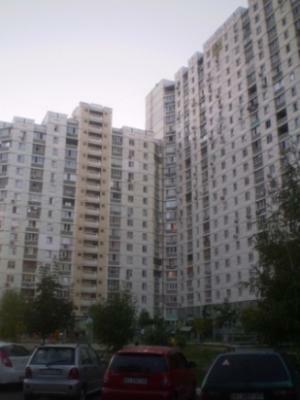 Київ, Драгоманова вул., 8Б